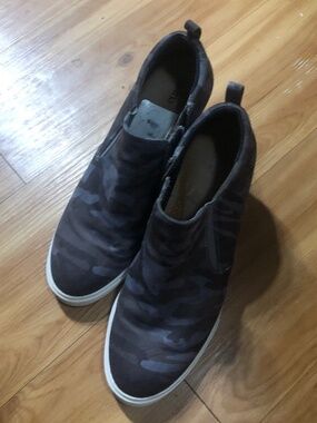 Susina Woman’s Camo Wedge Sneakers. Size 7
